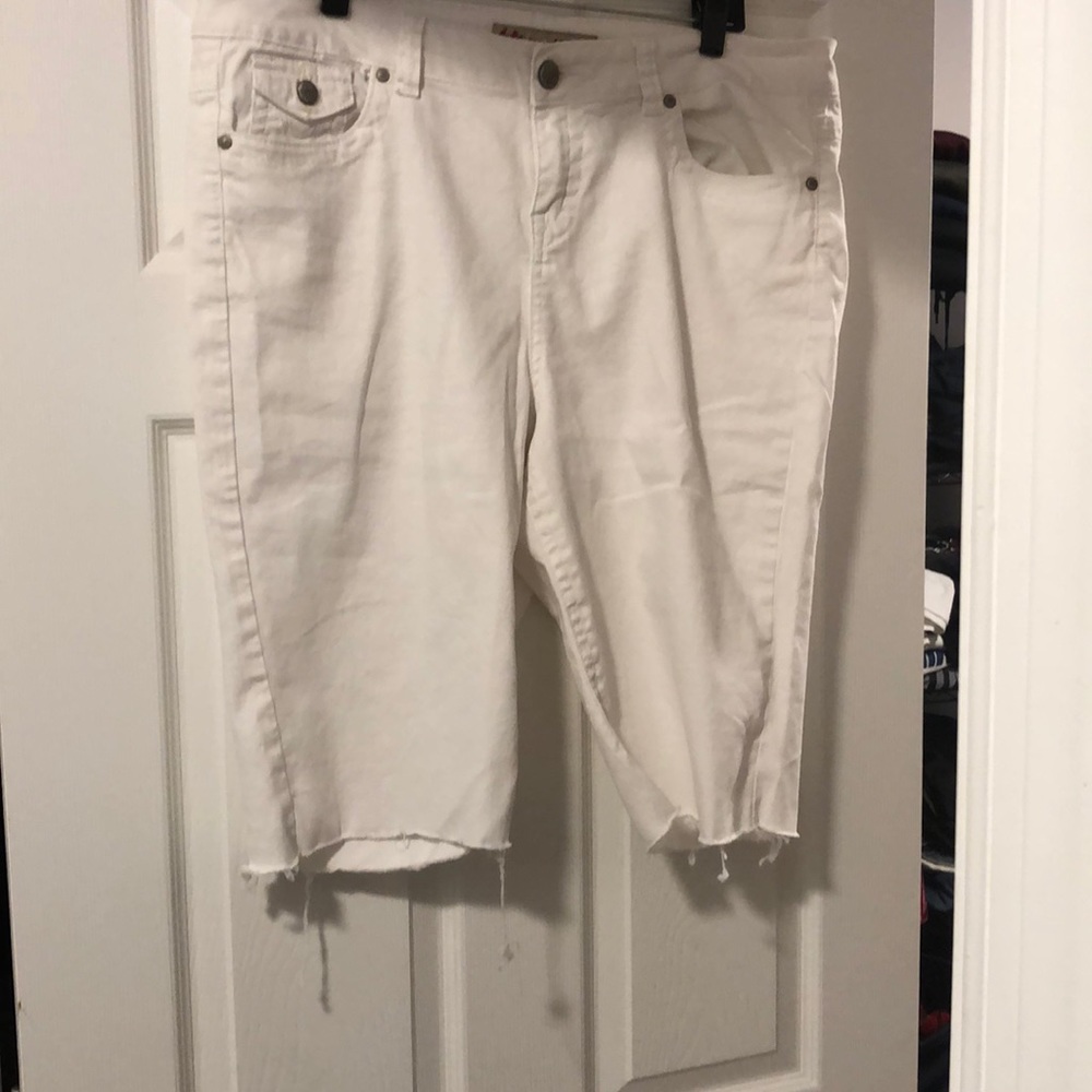 White frayed end denim shorts